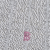 hoer-viskestykke-zig-zag-moenster-initial-B-rosa-broderi-svensk-gammelt-viskestykke-